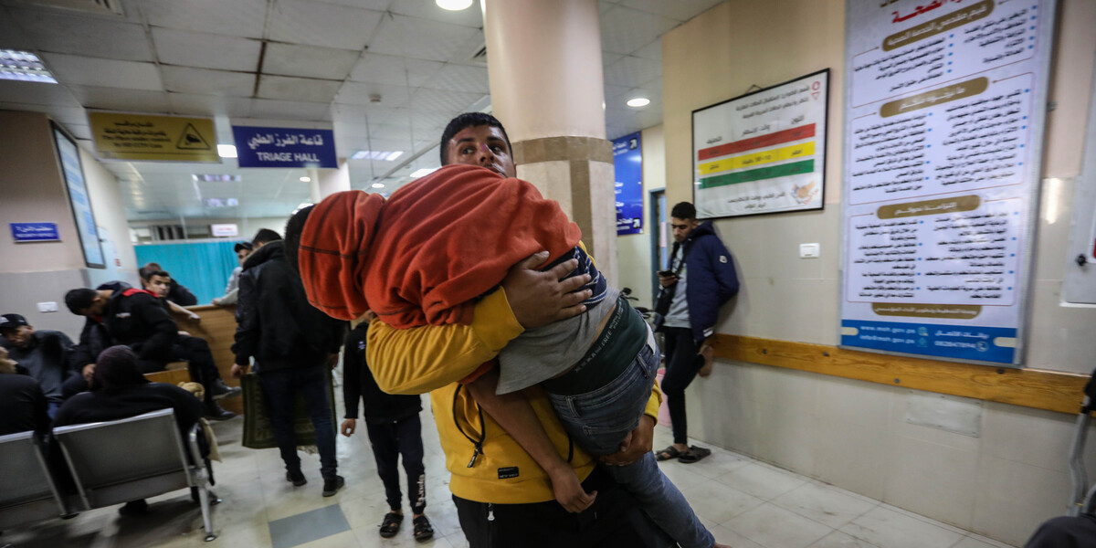 Una foto scattata al Nasser Medical Complex il 25 dicembre 2023 (Ahmad Hasaballah/Getty Images)