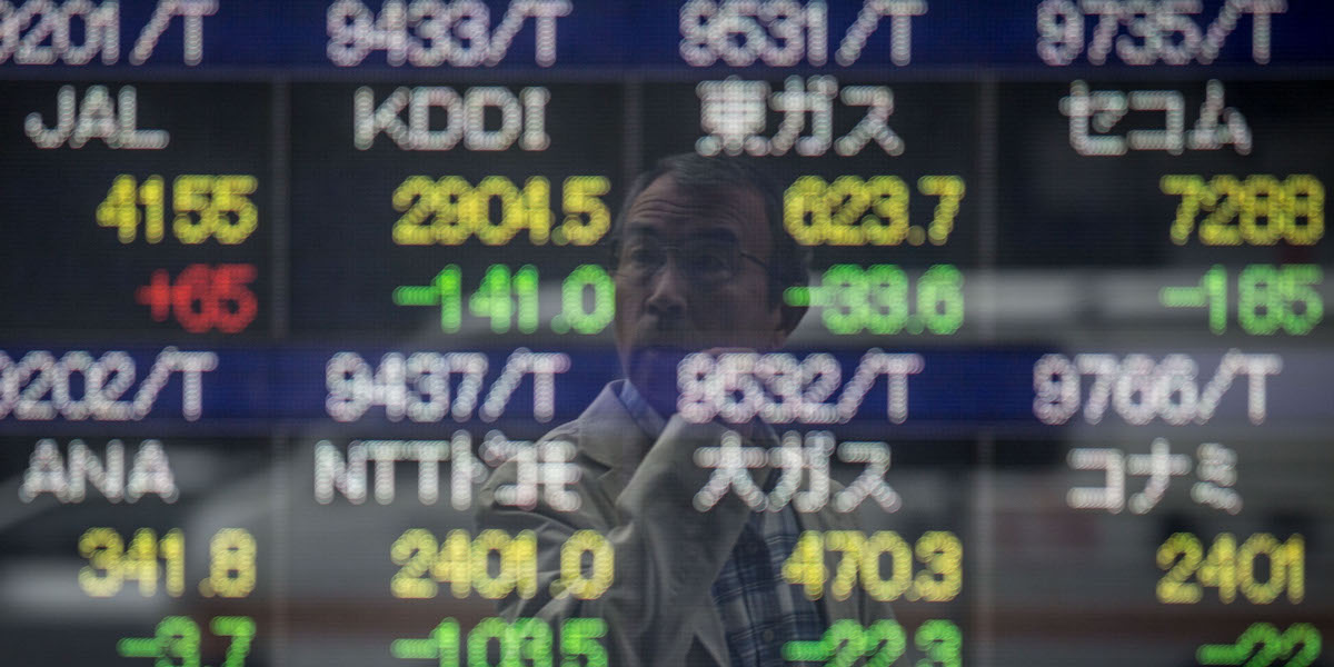 Foto di un tabellone con i valori di borsa, a Tokyo, in Giappone