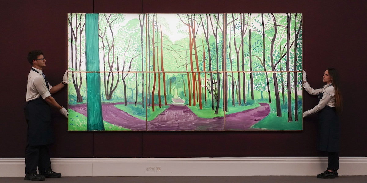Un dipinto nella tonalità principale del verde, che mostra file di lunghi alberi dal punto di vista di un osservatore che si trova alla convergenza di tre sentieri che si diramano nel bosco