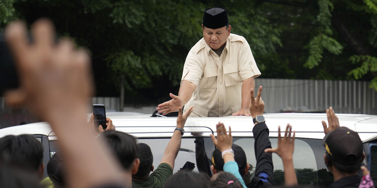 Prabowo Subianto con alcuni sostenitori dopo il voto, Jakarta, Indonesia, 15 febbraio 2024 (AP Photo/Tatan Syuflana)