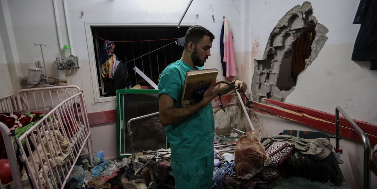 Una foto del Nasser Medical Complex dopo un bombardamento israeliano lo scorso dicembre (Ahmad Hasaballah/Getty Images)