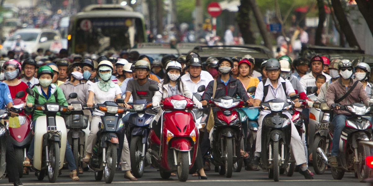 una schiera di moto ferma a un incrocio