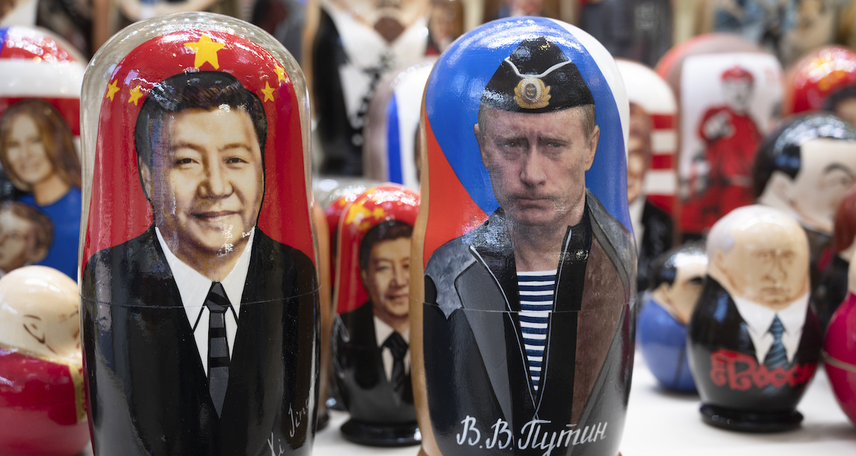 Due matrioske che raffigurano il presidente cinese Xi Jinping e quello russo Vladimir Putin