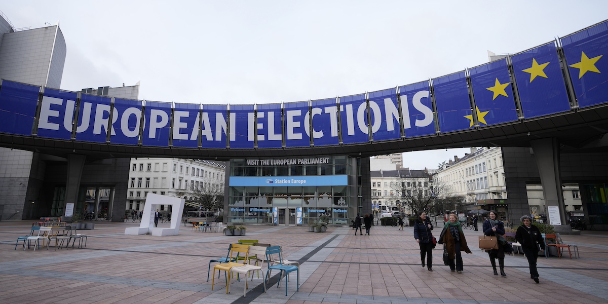 Un cartellone pubblicitario con scritto "Elezioni Europee" che incoraggia a votare per le elezioni europee fuori dal Parlamento Europeo a Brussels (AP Photo/Virginia Mayo)