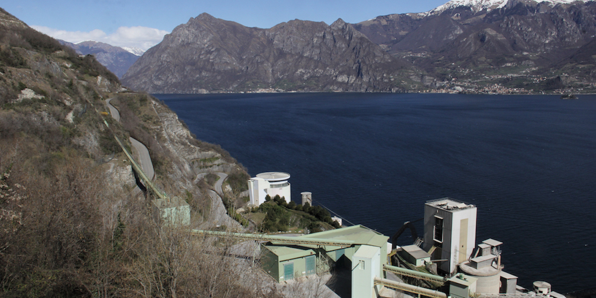 Il cementificio della Italsacci su cui incombe la frana del monte Saresano, in provincia di Bergamo (il Post)