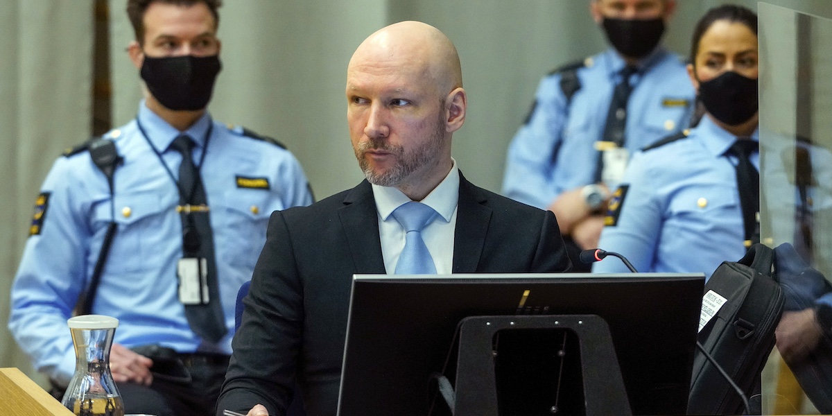 Anders Behring Breivik seduto a un tavolo