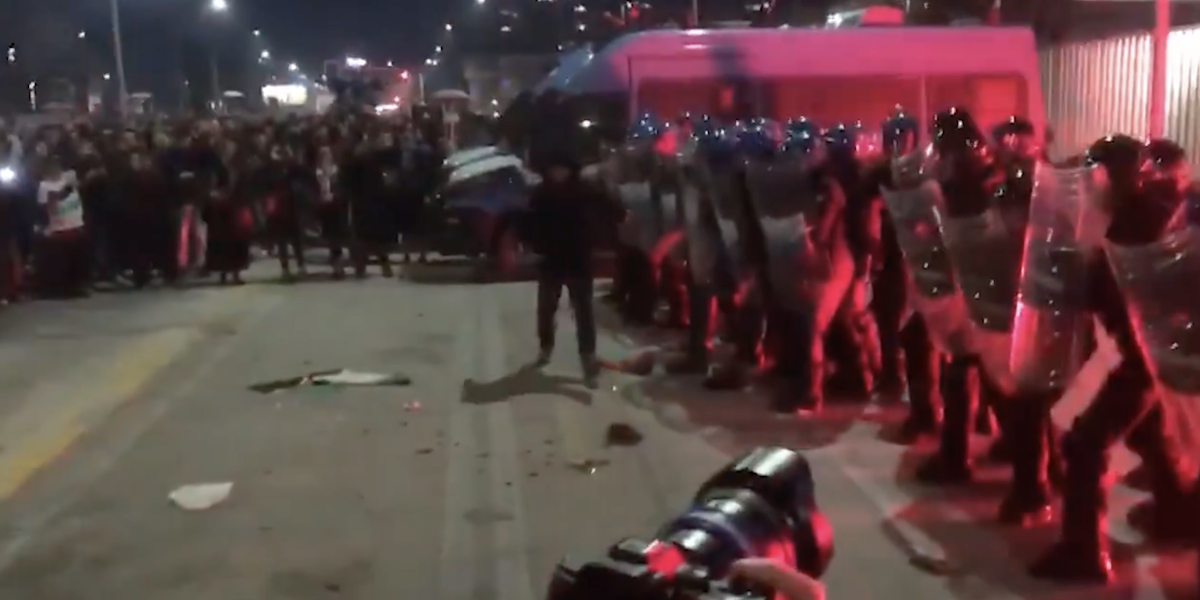 Gli scontri tra polizia e manifestanti alla sede della Rai di Bologna