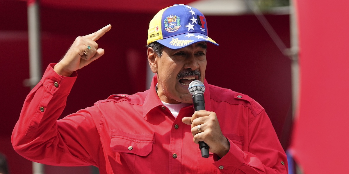 Nicolás Maduro sul palco con un microfono