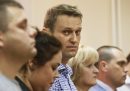 Navalny e l'imprenditore Pyotr Ofitserov, morto nel 2018, in primo piano, durante un'udienza del processo per corruzione contro di loro a Kirov, il 18 luglio del 2013