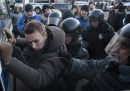 Navalny fermato dalle forze dell'ordine durante una manifestazione non autorizzata a Mosca, il 15 dicembre del 2012