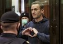 Navalny fa il gesto del cuore con le mani durante un'udienza in tribunale a Mosca, il 2 febbraio del 2021