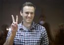 Navalny in posa per i giornalisti dentro a una gabbia in un tribunale a Mosca, il 20 febbraio del 2021