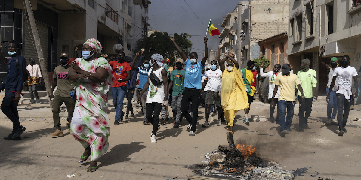 Alcuni manifestanti durante le proteste contro il rinvio delle elezioni a Dakar, la capitale del Senegal (AP Photo/Stefan Kleinowitz, File)