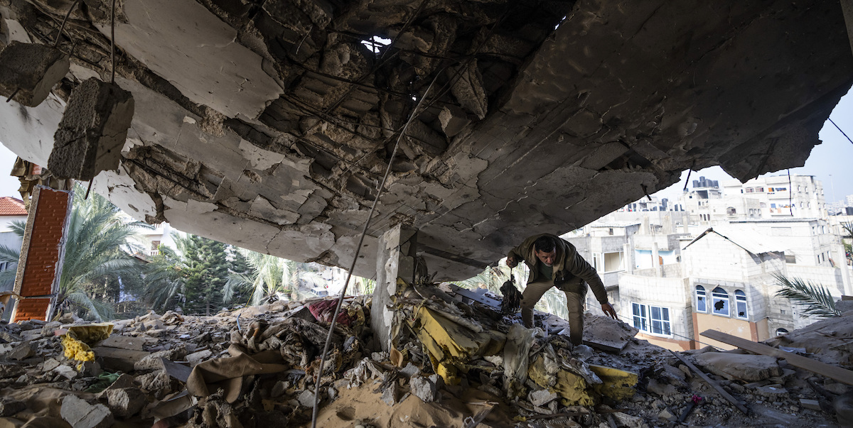 Un uomo in un edificio bombardato a Rafah (AP Photo/Fatima Shbair)