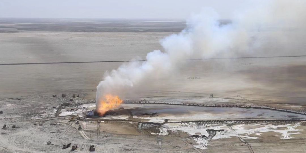 La perdita di metano in un pozzo di esplorazione petrolifera di Buzachi Neft nel Mangistau, in Kazakistan, in una fotografia diffusa il 4 agosto 2023 (Dipartimento dell'Ecologia della regione del Mangistau)