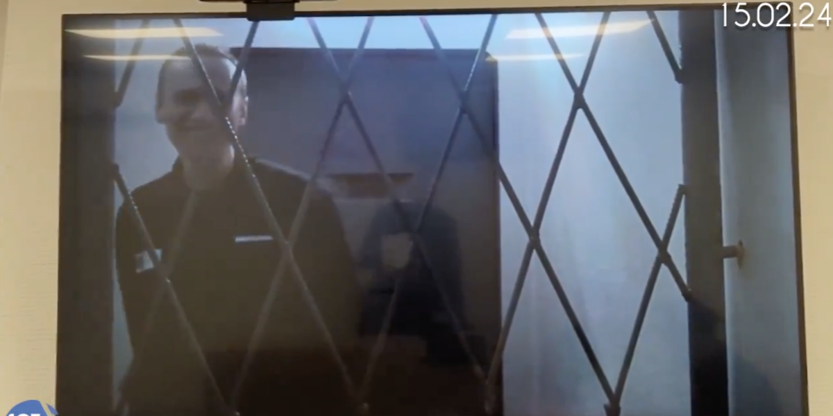Il video dell’ultima apparizione di Navalny, in collegamento dalla prigione durante un’udienza