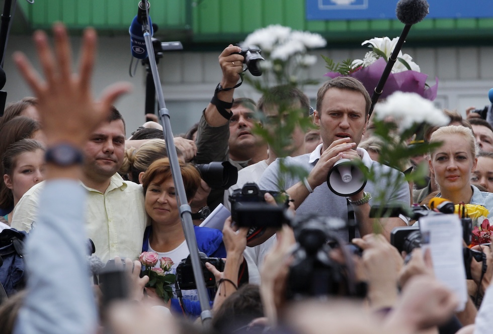 Alexei Navalny parla con i suoi sostenitori e i giornalisti durante un incontro a Mosca, il 20 luglio del 2013