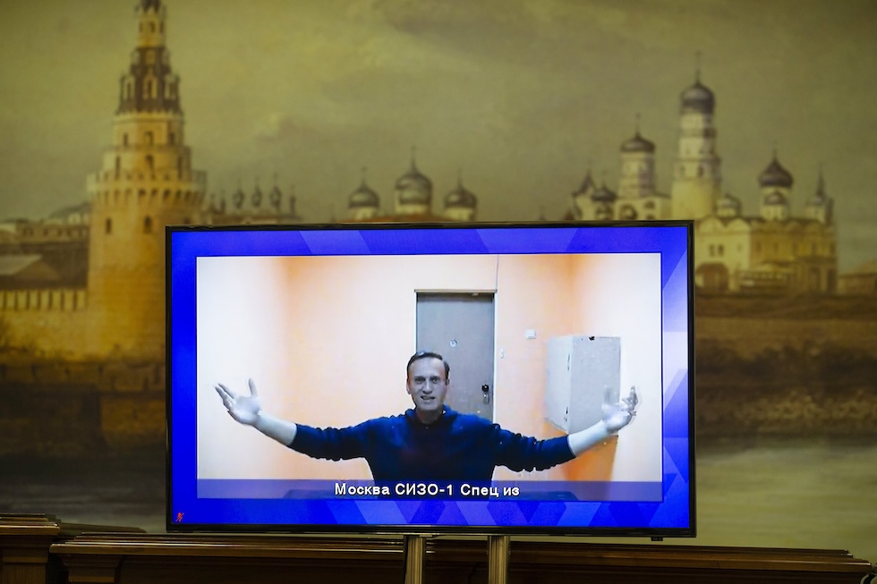 Navalny in videocollegamento con un tribunale a Mosca dal carcere in cui era detenuto, il 28 gennaio del 2021