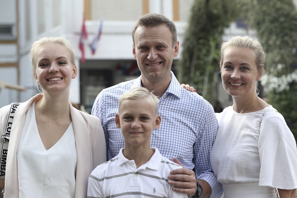 Navalny con la moglie Yulia, la figlia Daria e il figlio Zakhar in posa per una fotografia a Mosca, l'8 settembre del 2019