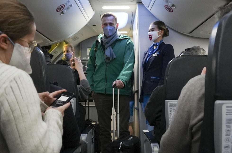 Navalny si imbarca sul volo per rientrare a Mosca all'aeroporto di Berlino Brandeburgo, il 17 gennaio del 2021