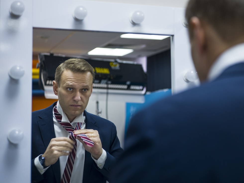 Alexei Navalny si prepara per un'intervista con Associated Press a Mosca, il 18 dicembre del 2017