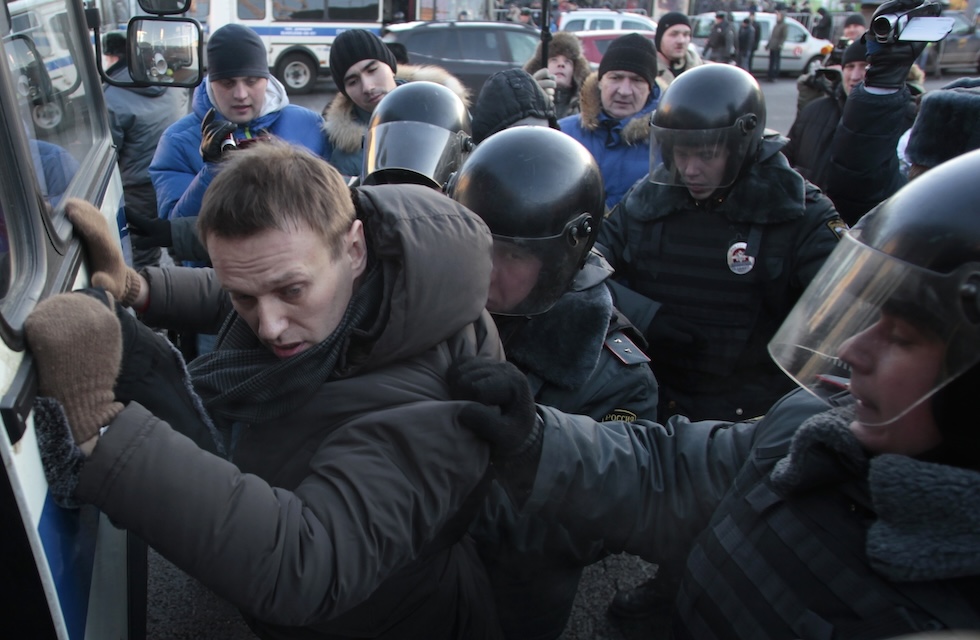 Navalny fermato dalle forze dell'ordine durante una manifestazione non autorizzata a Mosca, il 15 dicembre del 2012