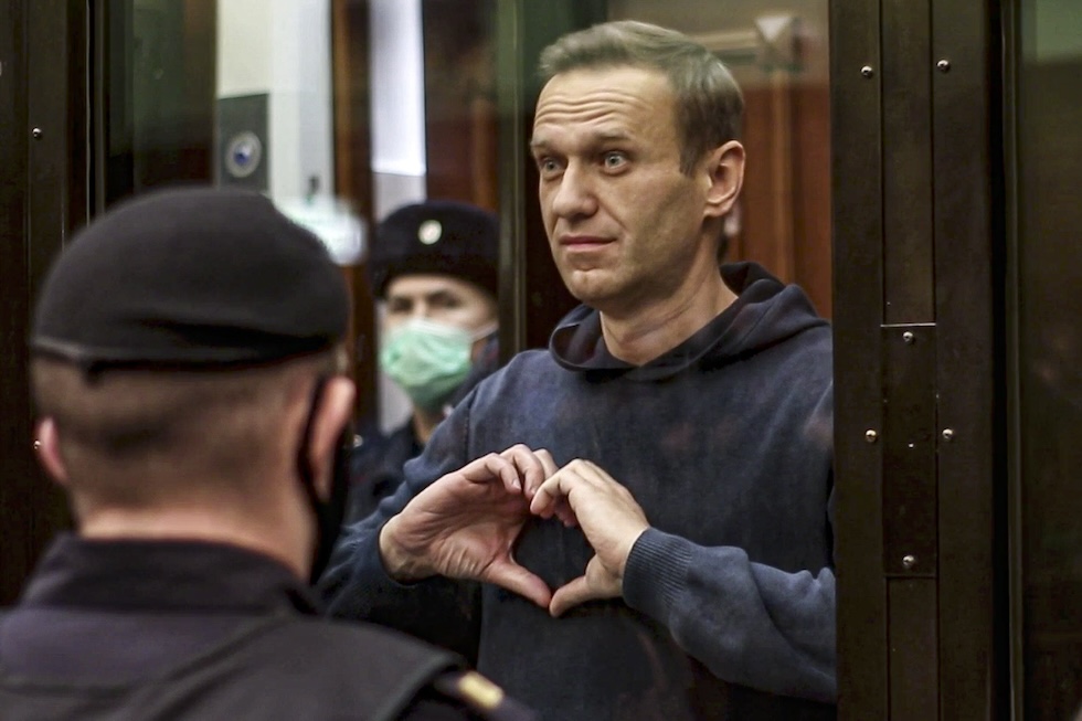 Navalny fa il gesto del cuore con le mani durante un'udienza in tribunale a Mosca, il 2 febbraio del 2021