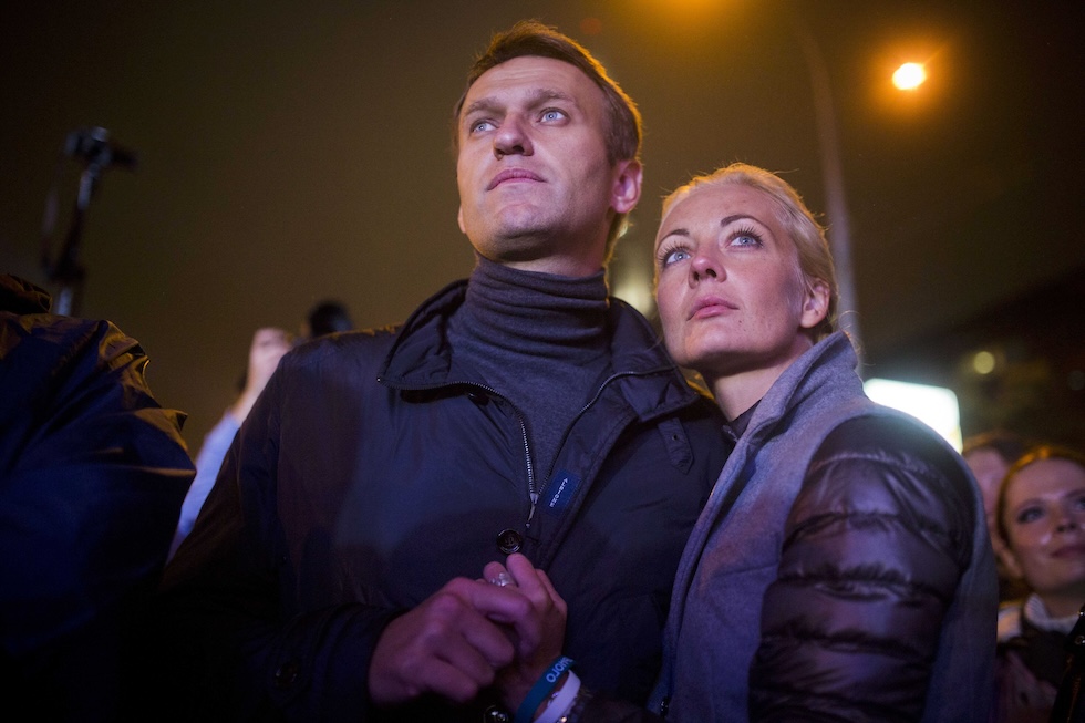 Navalny con la moglie Yulia dopo un comizio a Mosca, il 6 settembre del 2013