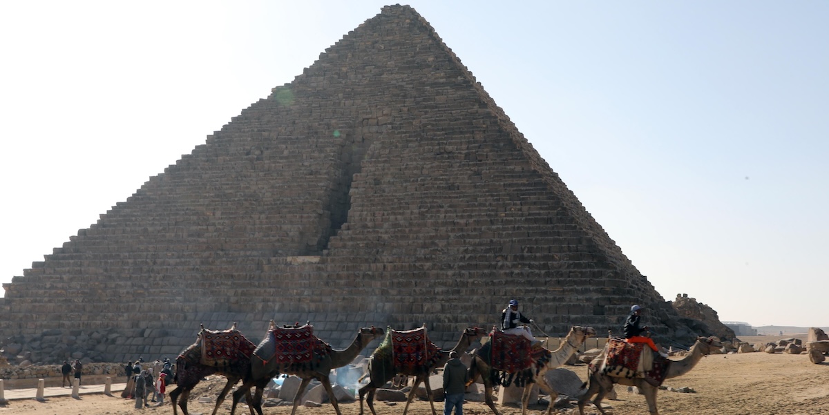 La piramide di Micerino (ANSA/EPA/KHALED ELFIQI)
