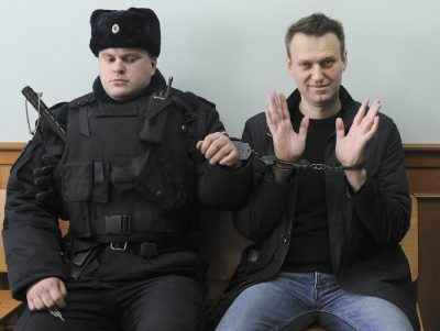 Alexei Navalny posa per una fotografia in manette in un tribunale a Mosca, il 30 marzo del 2017