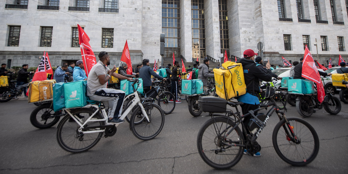 Alcuni rider in sciopero di fronte al tribunale di Milano, lo scorso ottobre