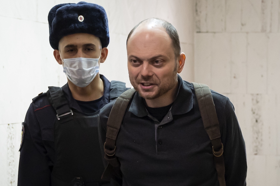 Vladimir Kara-Murza portato dalla polizia a un'udienza in tribunale nel 2023