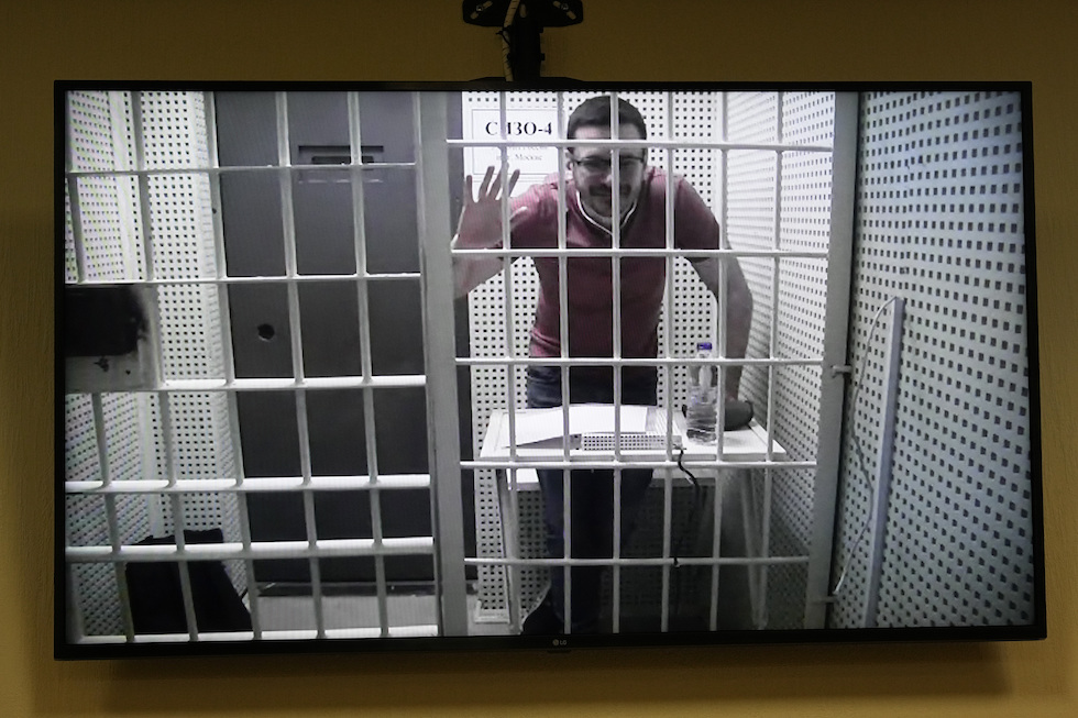 Ilya Yashin in collegamento dalla sua cella per un'udienza del suo processo