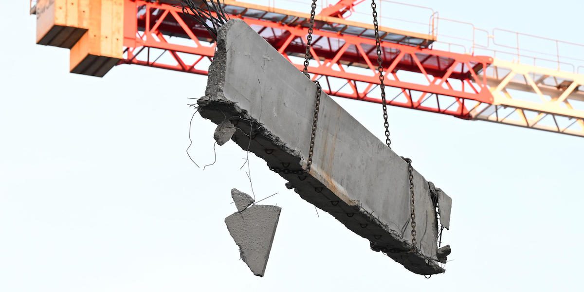 Un pezzo di trave rimosso dal cantiere di Firenze dove sono morti cinque lavoratori