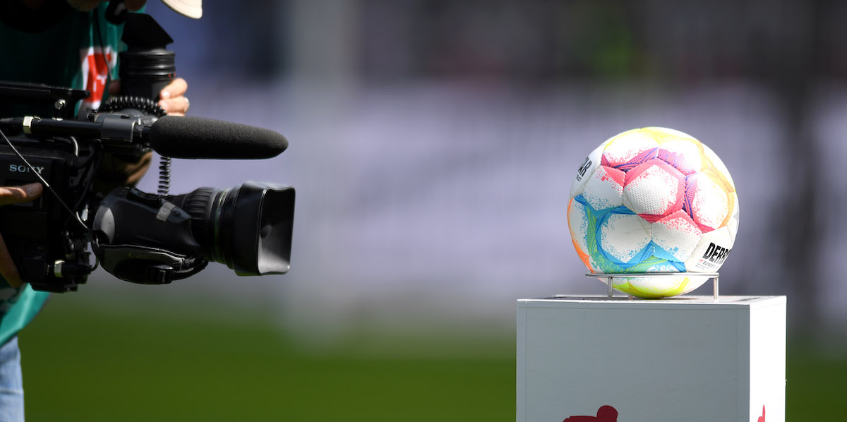 Una telecamera inquadra un pallone da calcio
