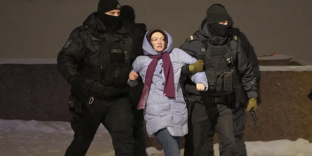 Una donna arrestata a San Pietroburgo (AP Photo)