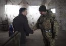 Il presidente ucraino Volodymyr Zelensky stringe la mano a un soldato durante una visita nella regione di Kharkiv