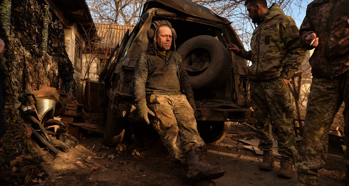 Soldati ucraini discutono della ritirata da Avdiivka, 17 febbraio 2024 (Madeleine Kelly/ZUMA/ansa)