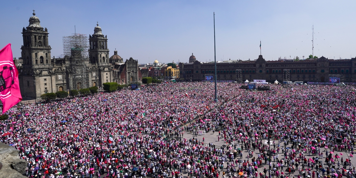 una piazza piena di manifestanti