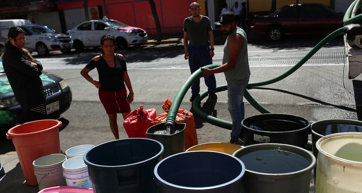 Persone riempiono secchi d'acqua da un camion cisterna a Azcapotzalco, Città del Messico, 26 gennaio 2024
(REUTERS/Henry Romero)