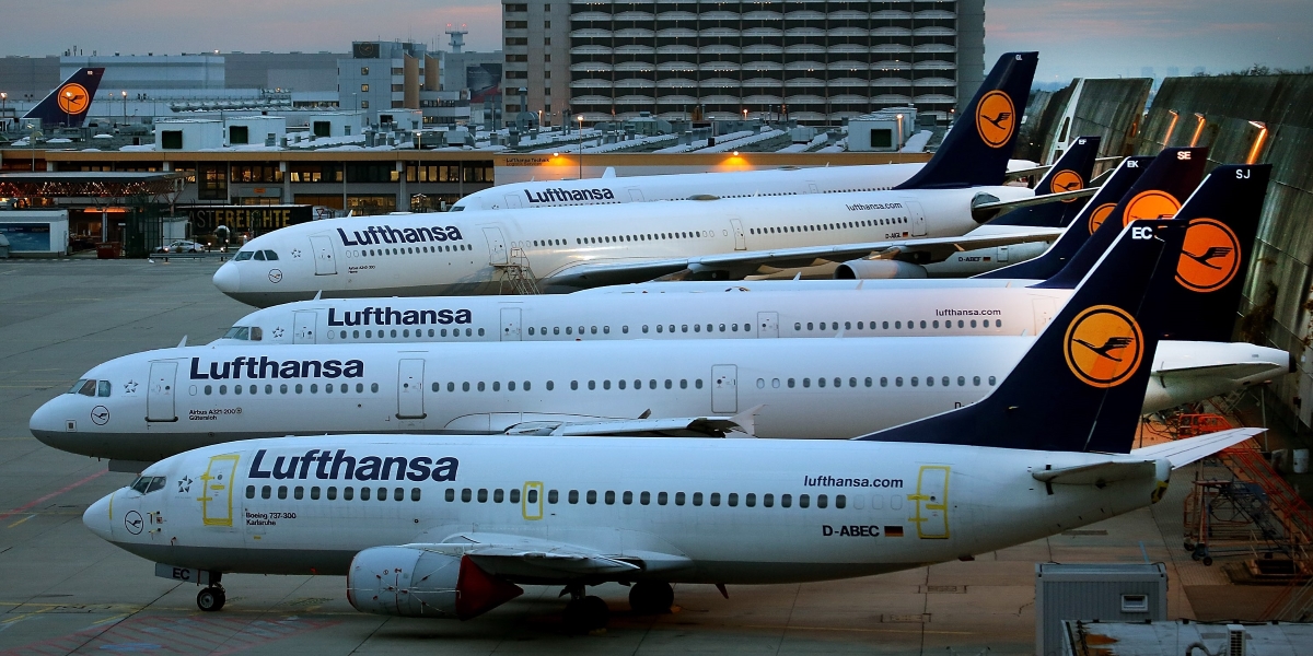 aerei di lufthansa fermi in un aeroporto