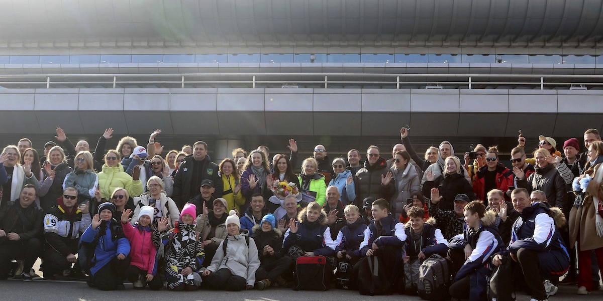 Una foto di gruppo dei turisti russi arrivati all'aeroporto internazionale di Pyongyang, il 9 febbraio 2024. (AP/Cha Song Ho)
