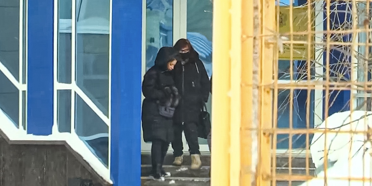 Lyudmila Navalnaya, la madre di Alexei Navalny, lascia la sede del Comitato investigativo russo