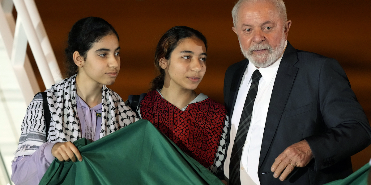 Il presidente brasiliano Lula insieme a due cittadine brasiliane rientrate dalla Striscia di Gaza a novembre
