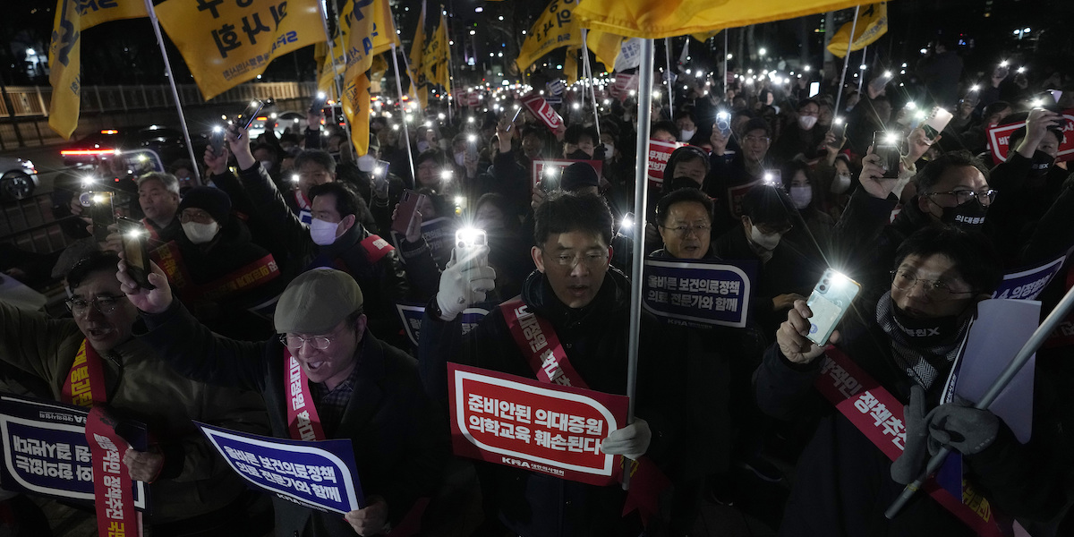 Medici in protesta a Seul, Corea del Sud, 15 febbraio 2024 (AP Photo/Ahn Young-joon, File)
