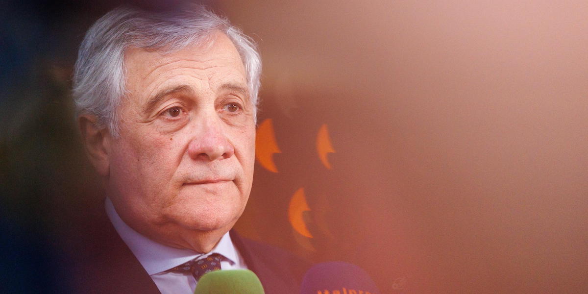 Foto di Tajani in primo piano, sfocata intorno