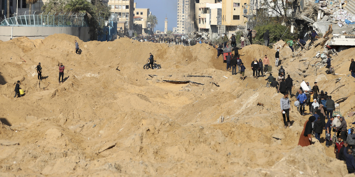Persone palestinesi in un'area bombardata da Israele a Gaza City, 10 febbraio 2024