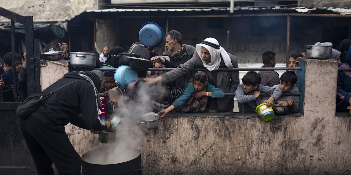 Civili in coda per chiedere del cibo a Rafah, Striscia di Gaza, venerdì 16 febbraio
