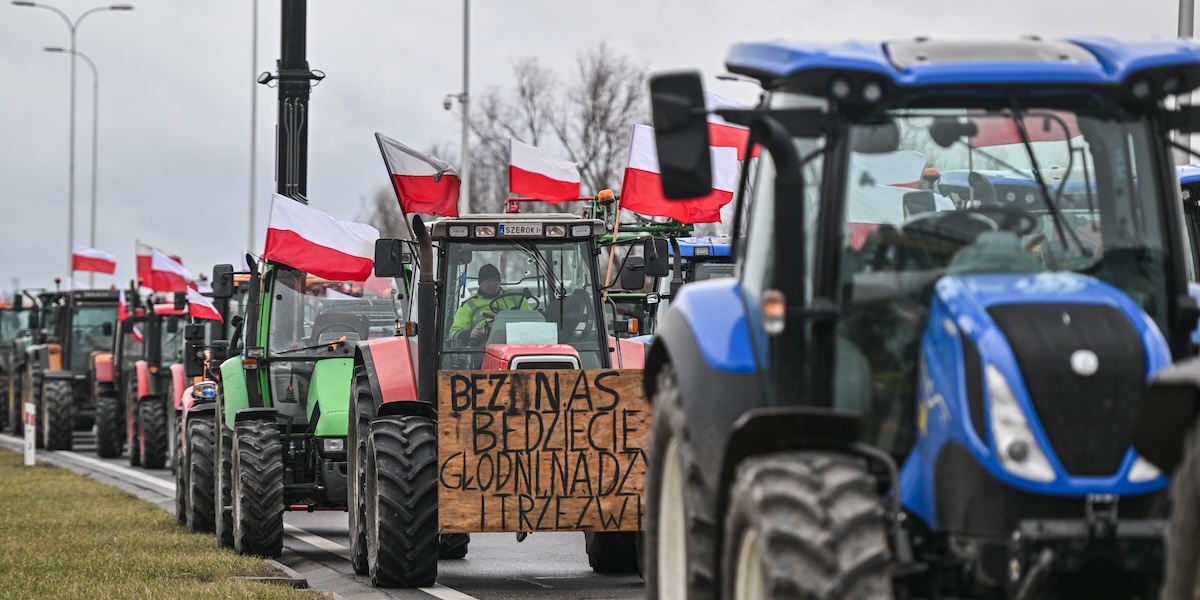 Trattori che bloccano una superstrada che collega Varsavia a Lublino, 20 febbraio 2024