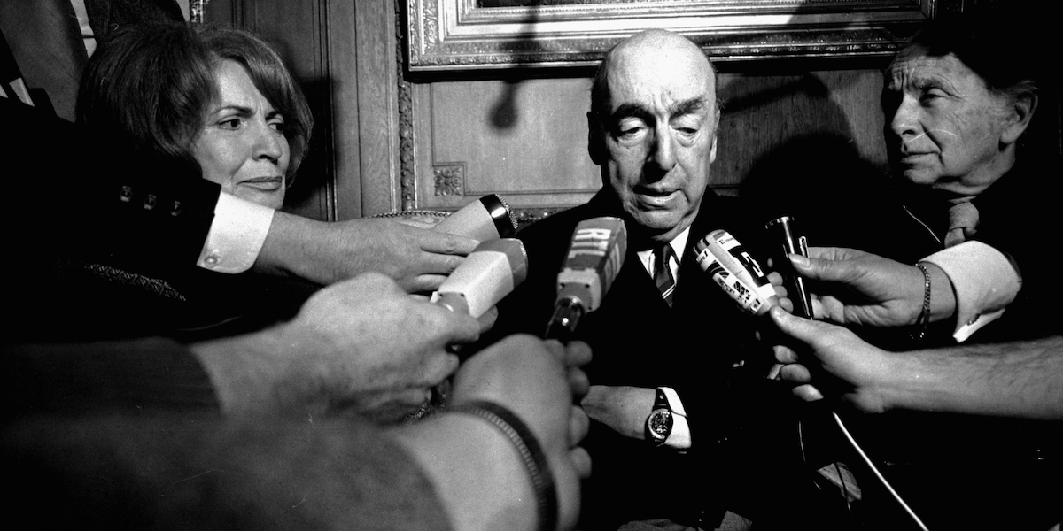 Pablo Neruda parla con i giornalisti dopo la sua vittoria del premio Nobel per la letteratura. Parigi, 21 ottobre 1971